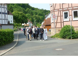 Bittprozession um den Kleinen Berg an Pfingstmontag (© Karl-Franz Thiede)